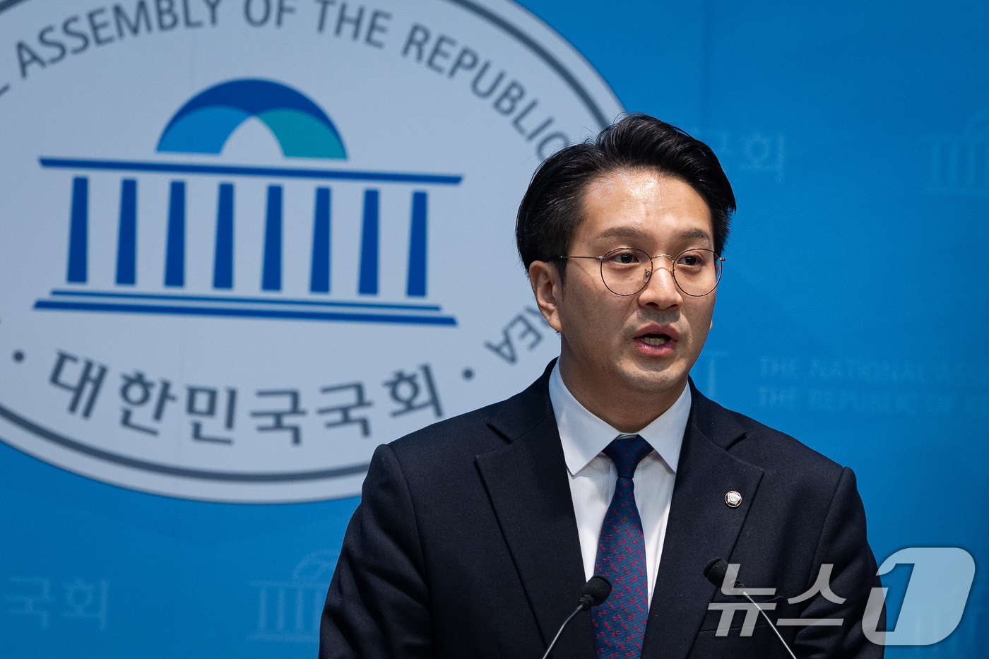 (서울=뉴스1) 유승관 기자 = 전용기 더불어민주당 의원이 31일 서울 여의도 국회 소통관에서 쌍방울 대북송금 사건 박상용 검사와 서민석 전 이화영 경기도 평화부지사 변호인과의 추 …