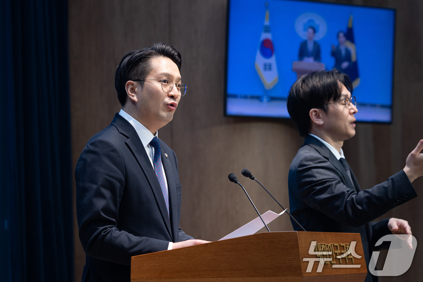 (서울=뉴스1) 유승관 기자 = 전용기 더불어민주당 의원이 31일 서울 여의도 국회 소통관에서 쌍방울 대북송금 사건 박상용 검사와 서민석 전 이화영 경기도 평화부지사 변호인과의 추 …