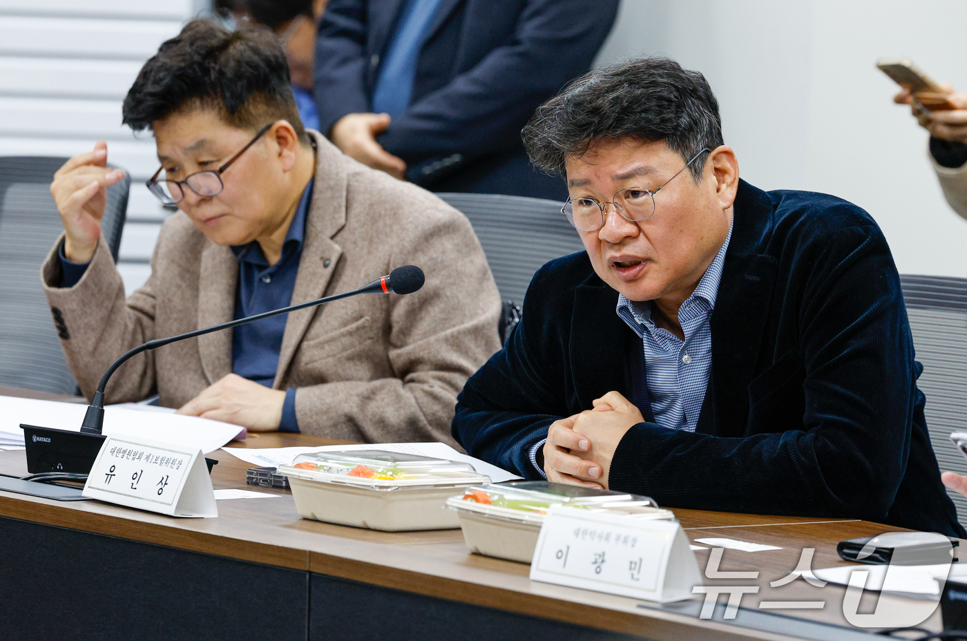 (서울=뉴스1) 안은나 기자 = 유인상 대한병원협회 제1보험위원장이 31일 오후 서울 중구 T타워에서 '중동전쟁 대응 보건의료 관계기관 회의'에 앞서 곽순헌 보건복지부 보건의료정책 …