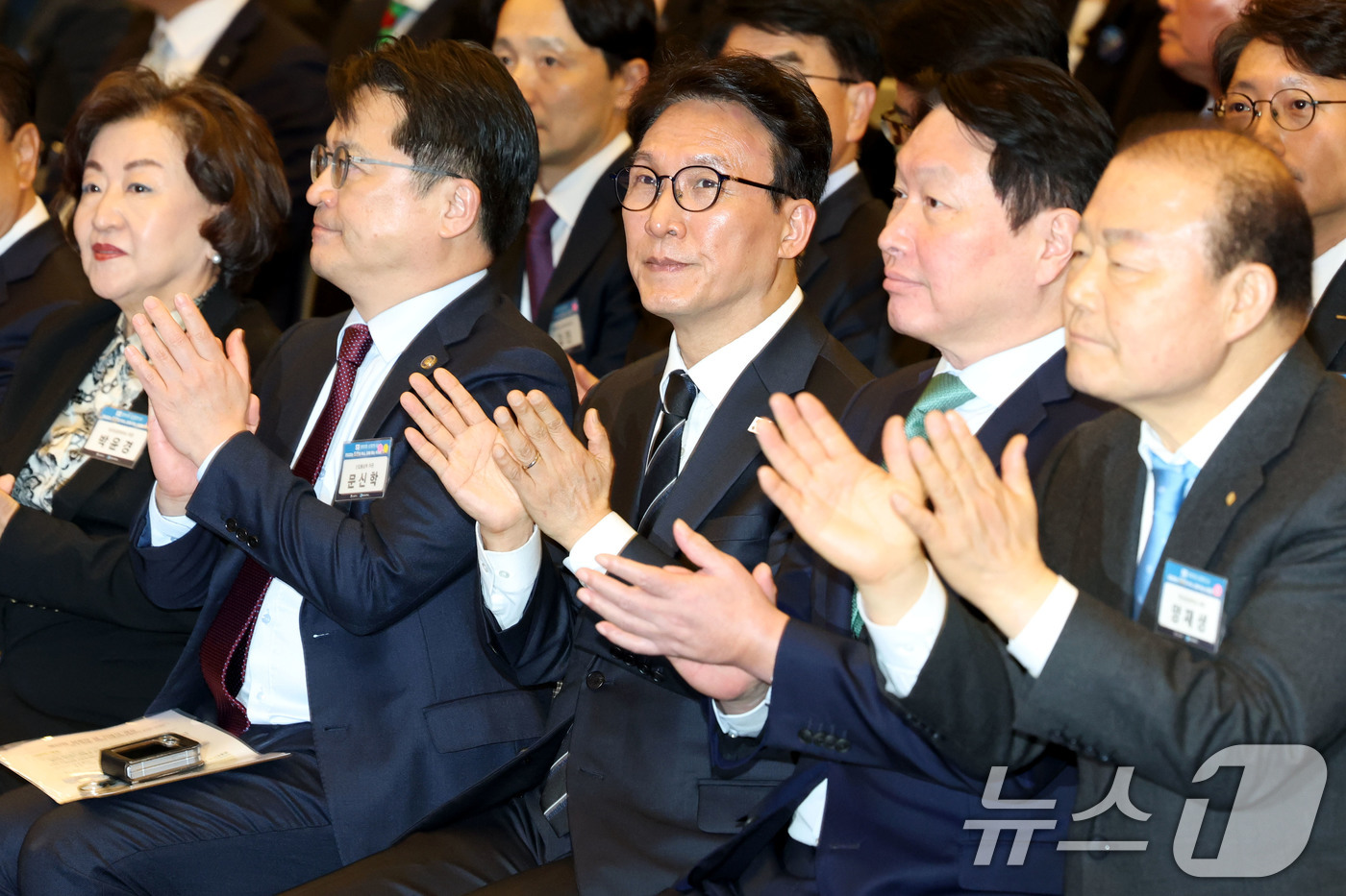 (서울=뉴스1) 이광호 기자 = 김민석 국무총리와 최태원 대한상의 회장이 31일 오후 서울 중구 대한상공회의소에서 열린 제53회 상공의 날 기념식에 참석해 손뼉치고 있다.  202 …