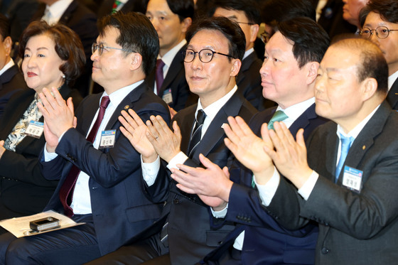 상공의 날 기념식 참석한 김민석 총리와 최태원 회장