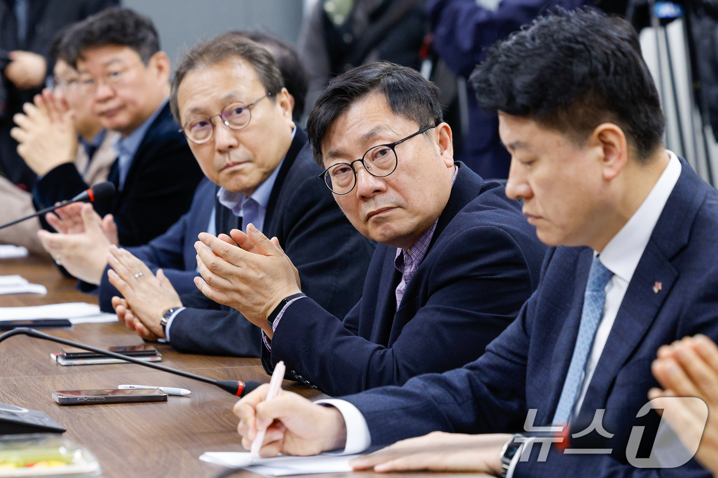 (서울=뉴스1) 안은나 기자 = 윤성찬 대한한의사협회장(오른쪽부터), 박명하 대한의사협회 상근부회장, 마경화 대한치과의사협회 부회장이 31일 오후 서울 중구 T타워에서 열린 '중동 …