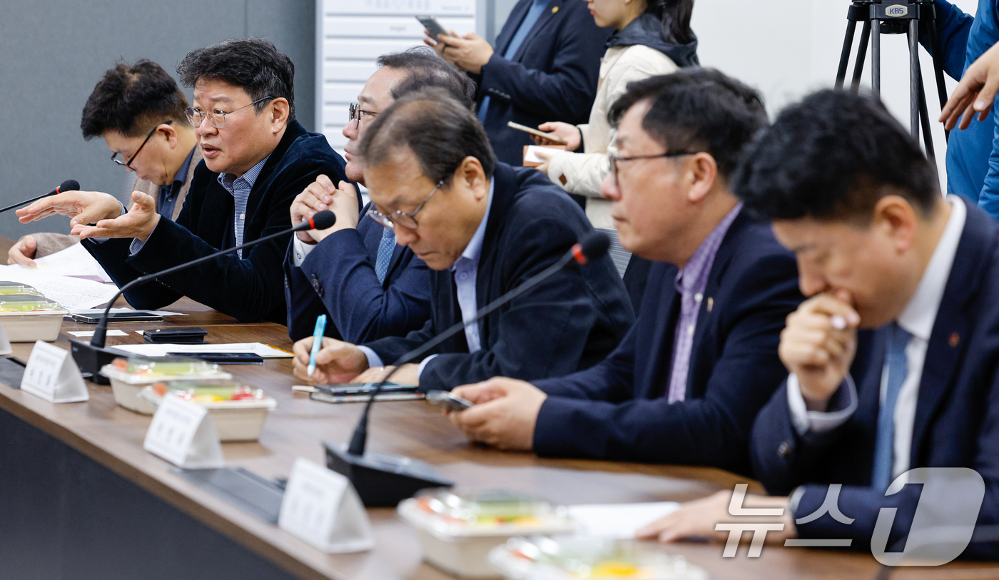 (서울=뉴스1) 안은나 기자 = 유인상 대한병원협회 제1보험위원장이 31일 오후 서울 중구 T타워에서 '중동전쟁 대응 보건의료 관계기관 회의'에 앞서 곽순헌 보건복지부 보건의료정책 …