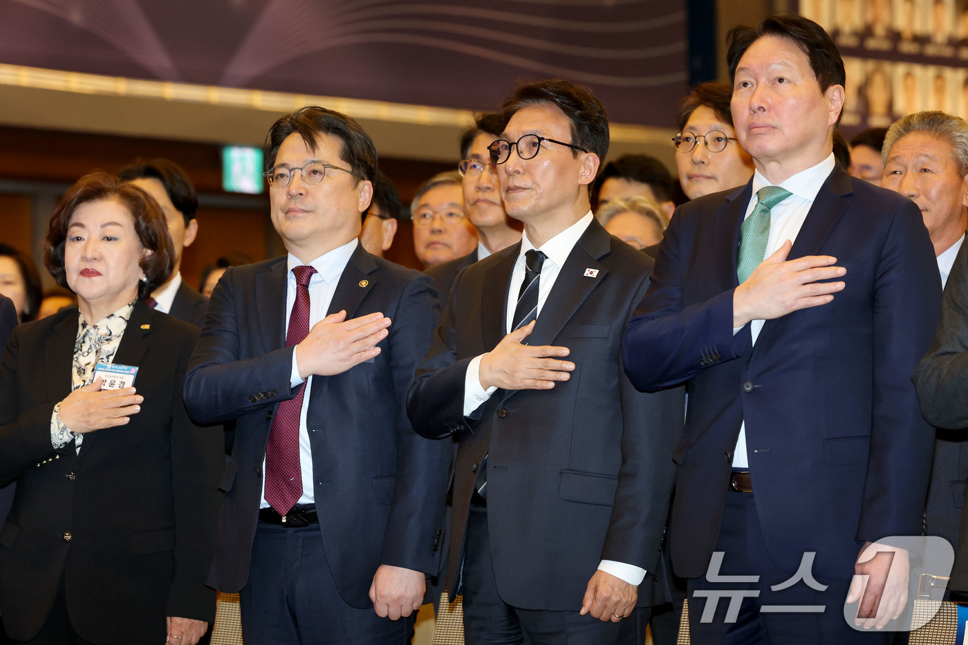 (서울=뉴스1) 이광호 기자 = 김민석 국무총리와 최태원 대한상의 회장이 31일 오후 서울 중구 대한상공회의소에서 열린 제53회 상공의 날 기념식에서 참석자들과 국민의례를 하고 있 …