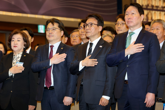 국민의례하는 김민석 총리와 최태원 회장