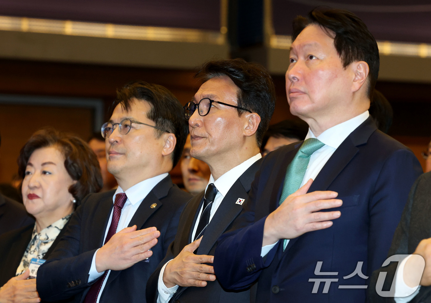 (서울=뉴스1) 이광호 기자 = 김민석 국무총리와 최태원 대한상의 회장이 31일 오후 서울 중구 대한상공회의소에서 열린 제53회 상공의 날 기념식에서 참석자들과 국민의례를 하고 있 …