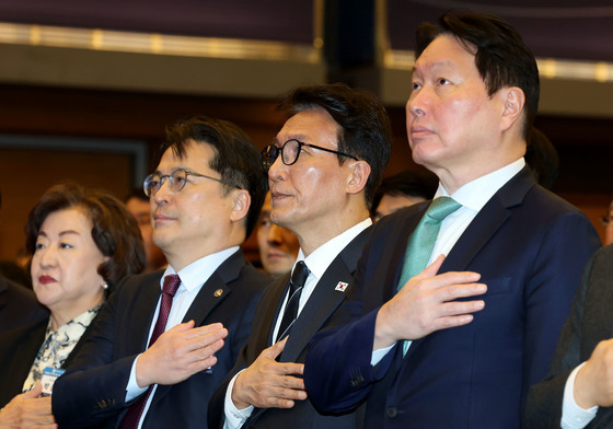 상공의 날 기념식 참석한 김민석 총리와 최태원 회장