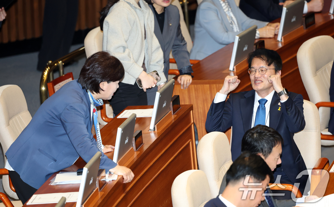 (서울=뉴스1) 이승배 기자 = 31일 서울 여의도 국회에서 열린 제433회국회(임시회) 제3차 본회의에서 박주민 더불어민주당 의원이 서영교 의원에게 파이팅을 외치고 있다. 202 …