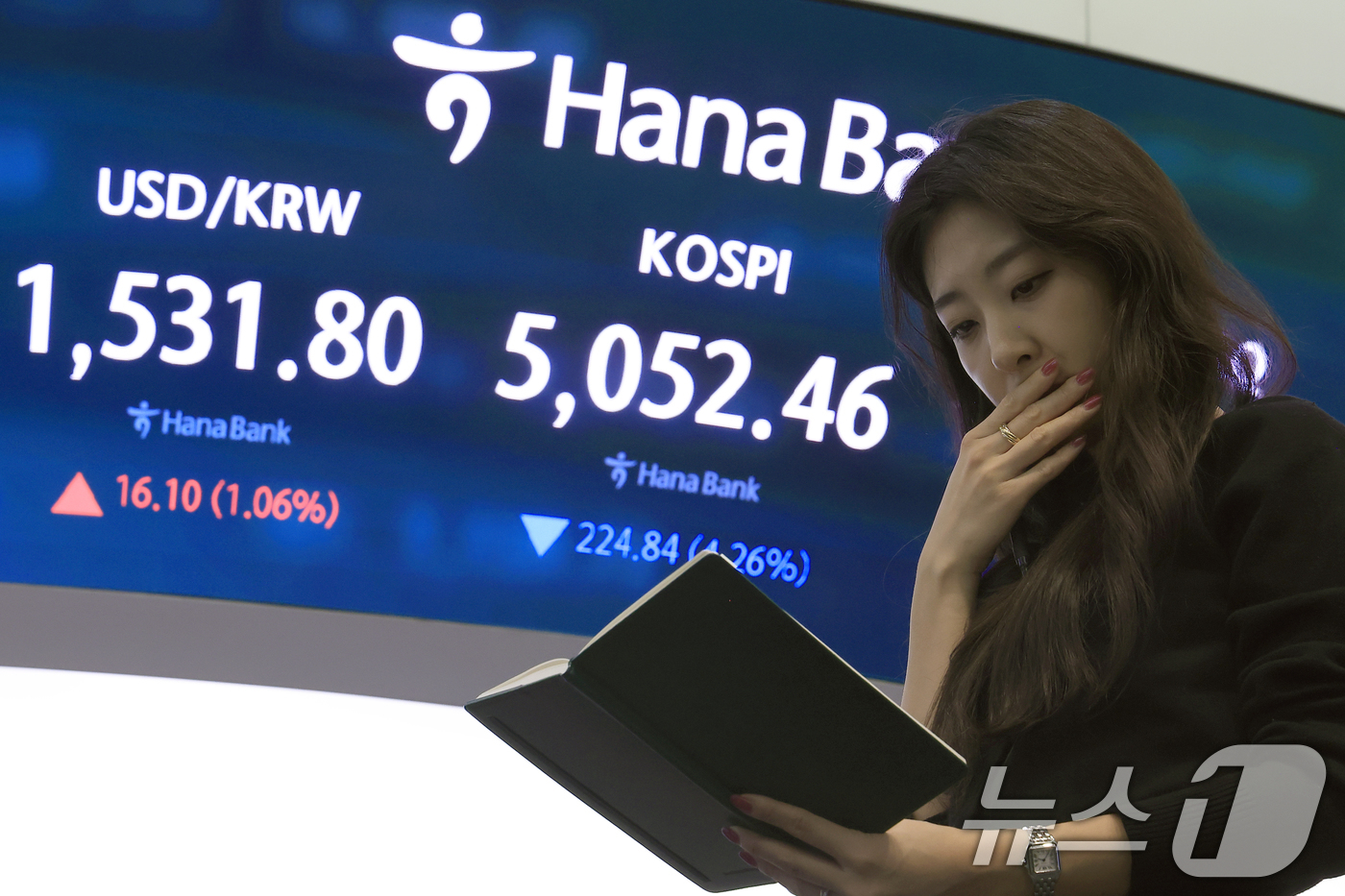 (서울=뉴스1) 박정호 기자 = 외국인 투자자들의 국내 주식 순매도가 이어지고, 달러·원 환율이 2009년 금융위기 이후 처음으로 1530원을 돌파한 31일 오후 서울 중구 하나은 …
