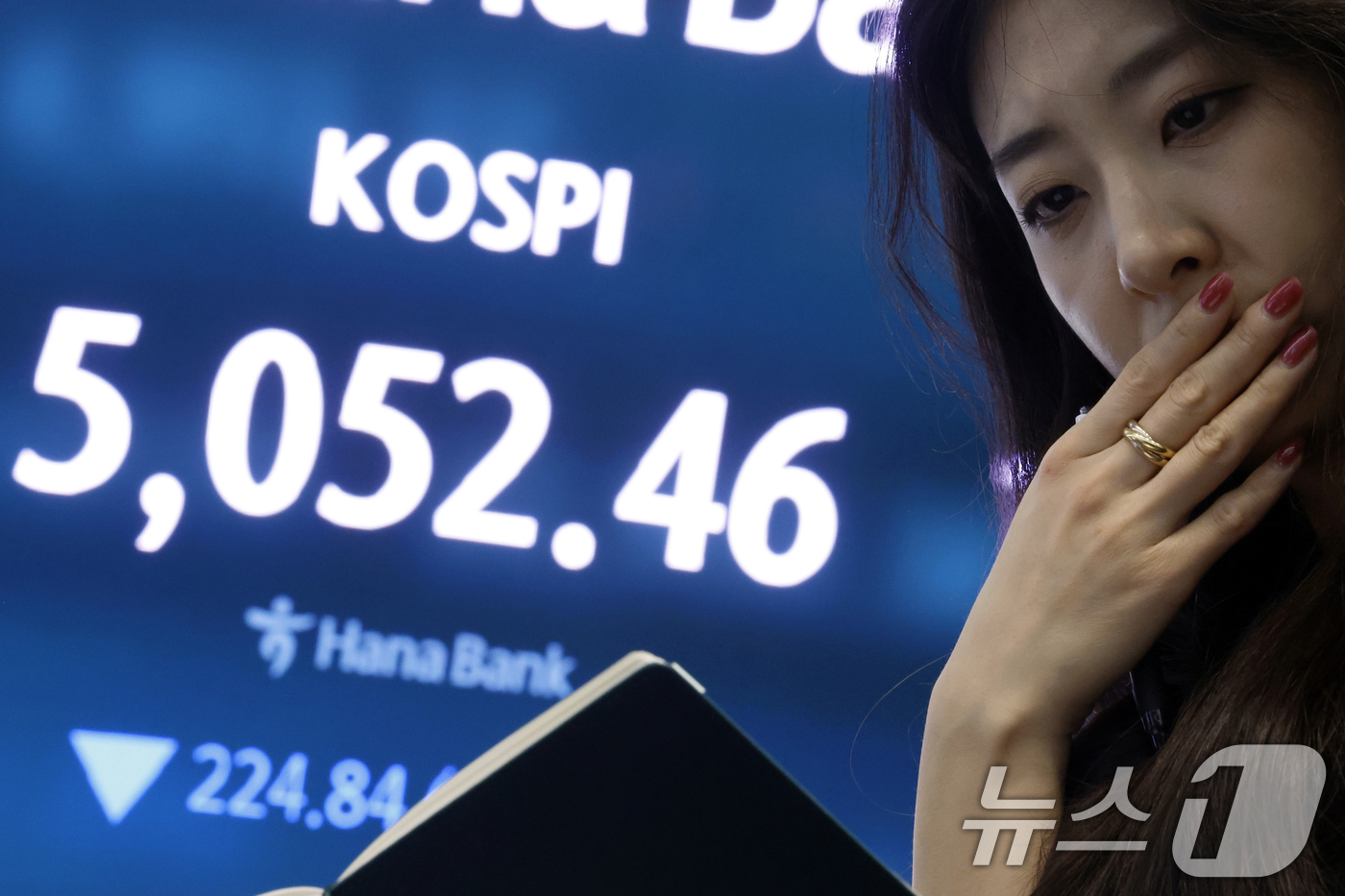 (서울=뉴스1) 박정호 기자 = 외국인 투자자들의 국내 주식 순매도가 이어지고, 달러·원 환율이 2009년 금융위기 이후 처음으로 1530원을 돌파한 31일 오후 서울 중구 하나은 …