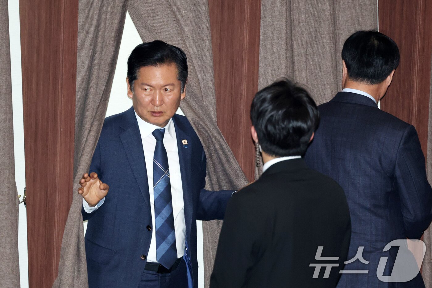 본문 이미지 - 31일 서울 여의도 국회에서 열린 제433회국회(임시회) 제3차 본회의에서 정청래 더불어민주당 대표가 법제사법위원장 보궐선거 등 3건에 관한 투표를 하고 있다. 2026.3.31 ⓒ 뉴스1 이승배 기자