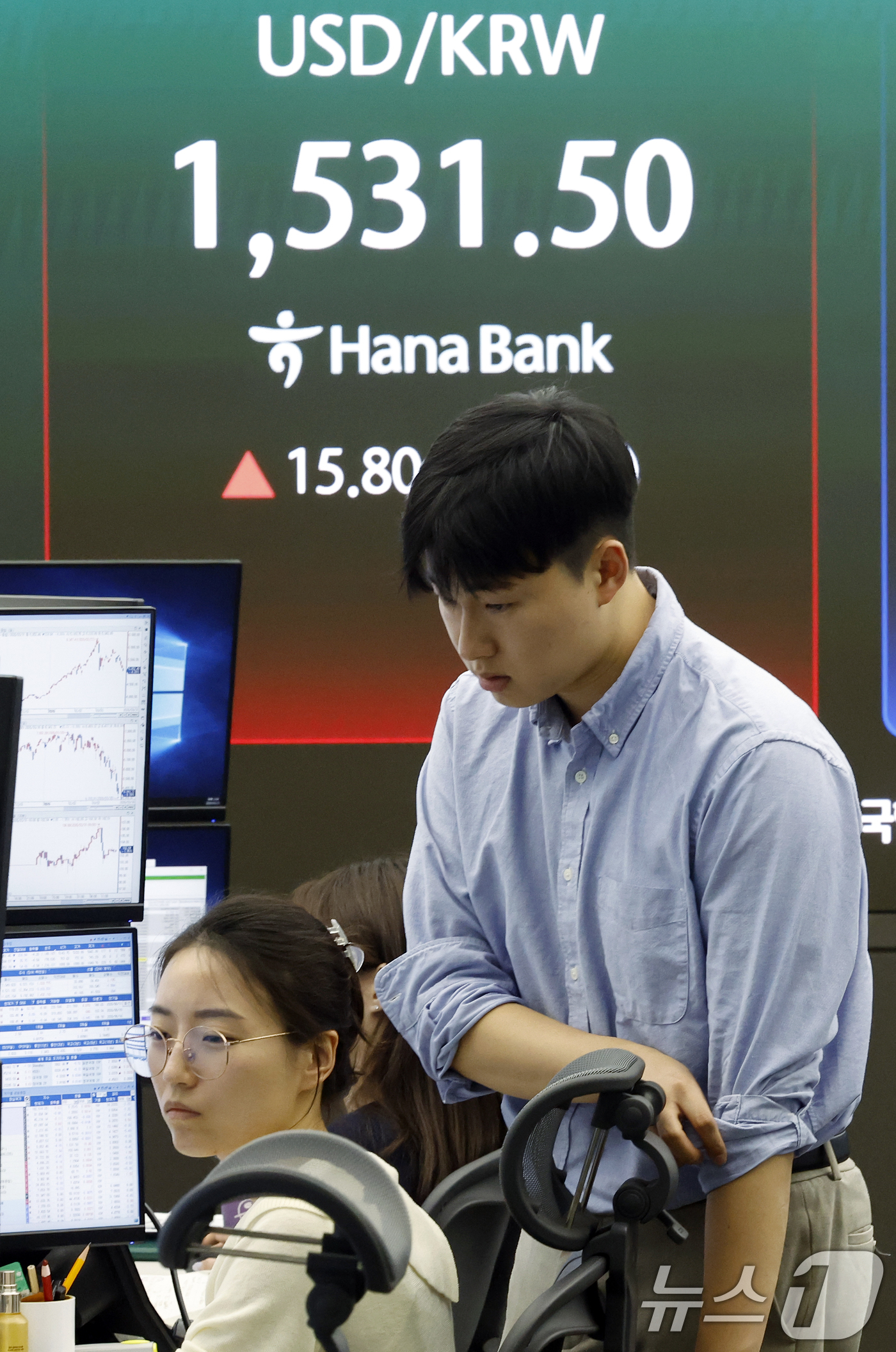 (서울=뉴스1) 박정호 기자 = 외국인 투자자들의 국내 주식 순매도가 이어지고, 달러·원 환율이 2009년 금융위기 이후 처음으로 1530원을 돌파한 31일 오후 서울 중구 하나은 …