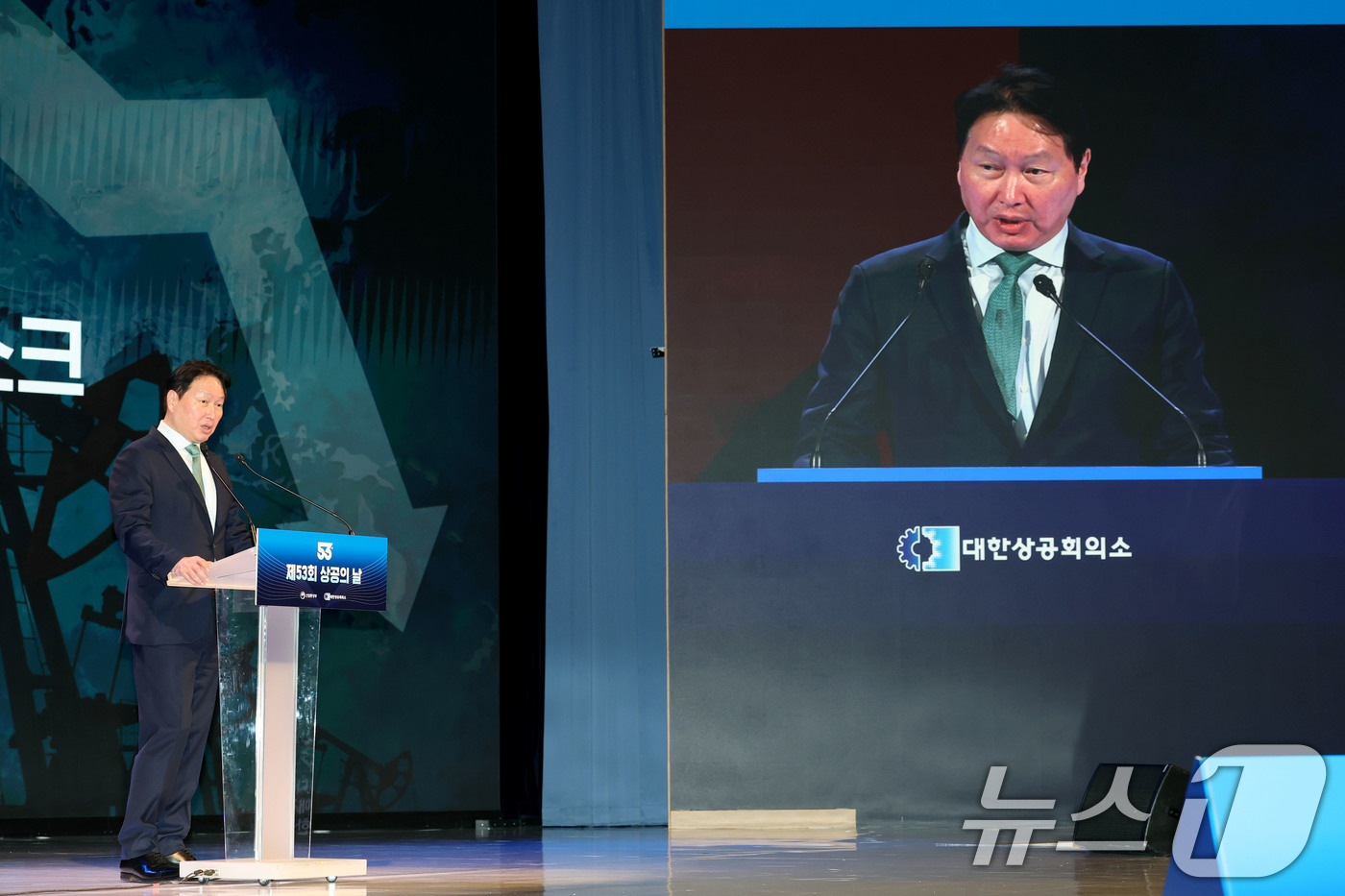 (서울=뉴스1) 이광호 기자 = 최태원 대한상의 회장이 31일 오후 서울 중구 대한상공회의소에서 열린 제53회 상공의 날 기념식에서 기념사를 하고 있다.   2026.3.31/뉴스 …