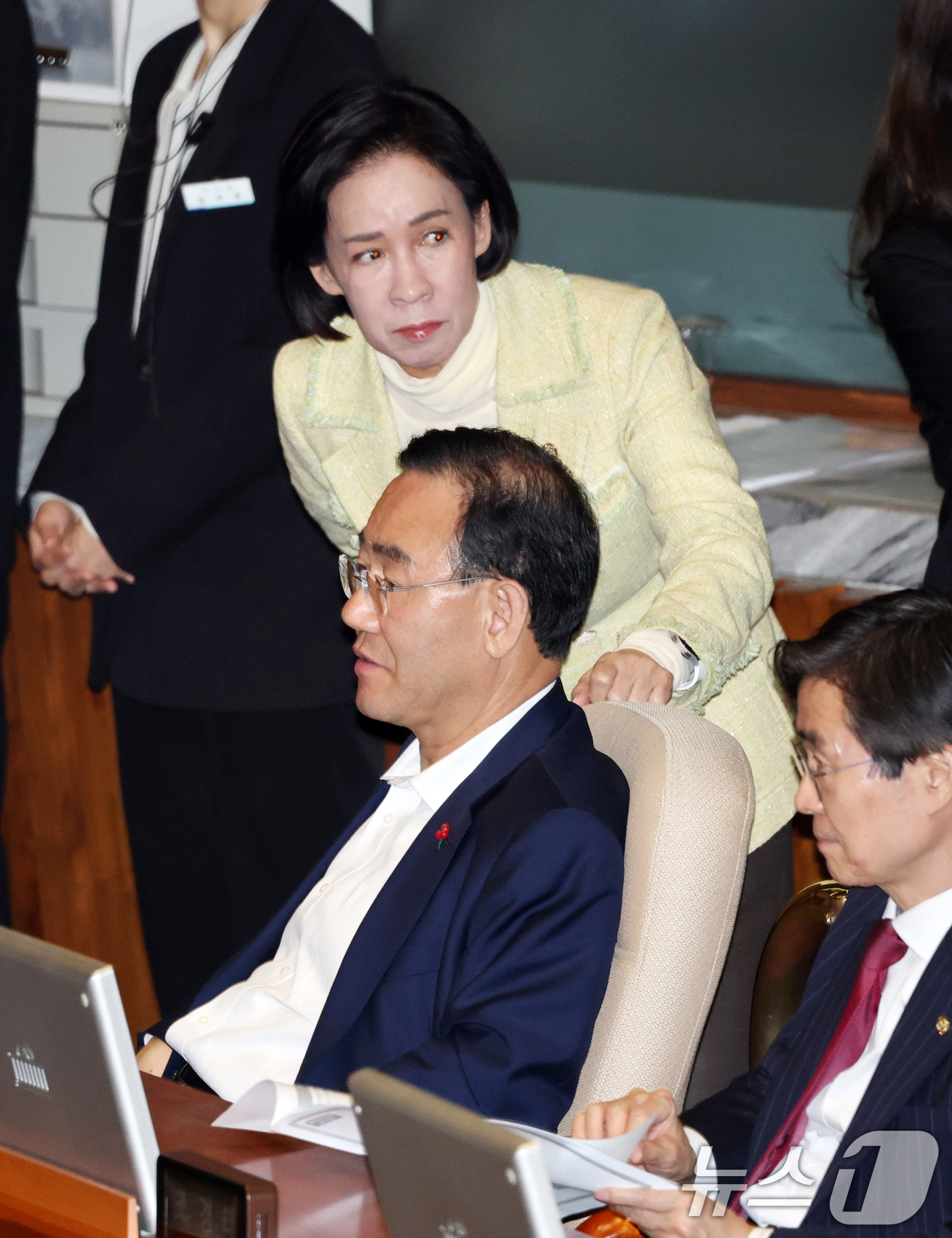 (서울=뉴스1) 이승배 기자 = 31일 서울 여의도 국회에서 열린 제433회국회(임시회) 제3차 본회의에서 주호영 국민의힘 의원과 이인선 대구시당위원장이 대화하고 있다. 2026. …
