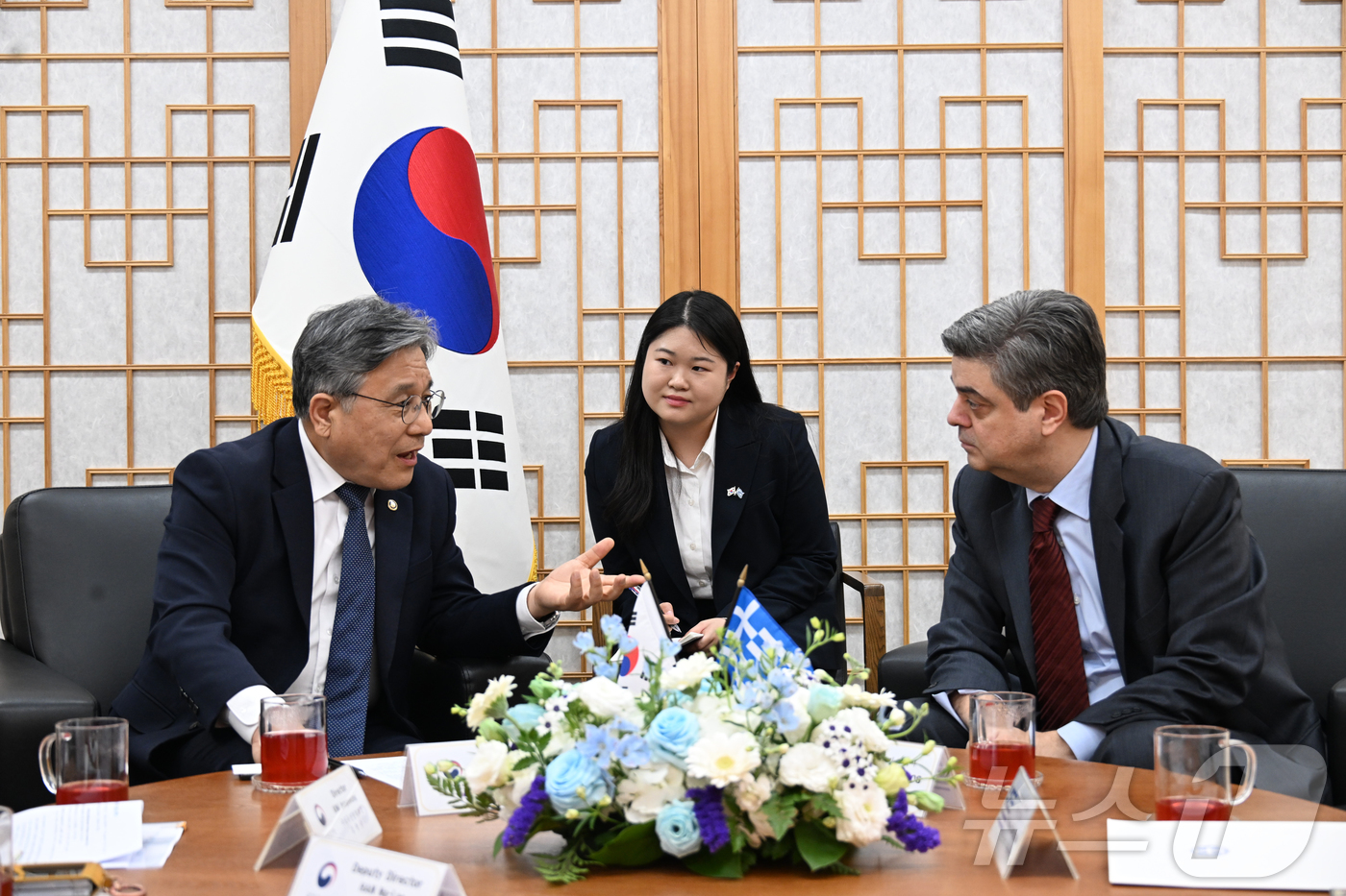 (서울=뉴스1) = 허민 국가유산청장이 31일 오후 서울 종로구 소재 국립고궁박물관 접견실에서 루카스 초코스 주한 그리스 대사를 만나 올해 한-그리스 수교 65주년을 맞아 양국 간 …