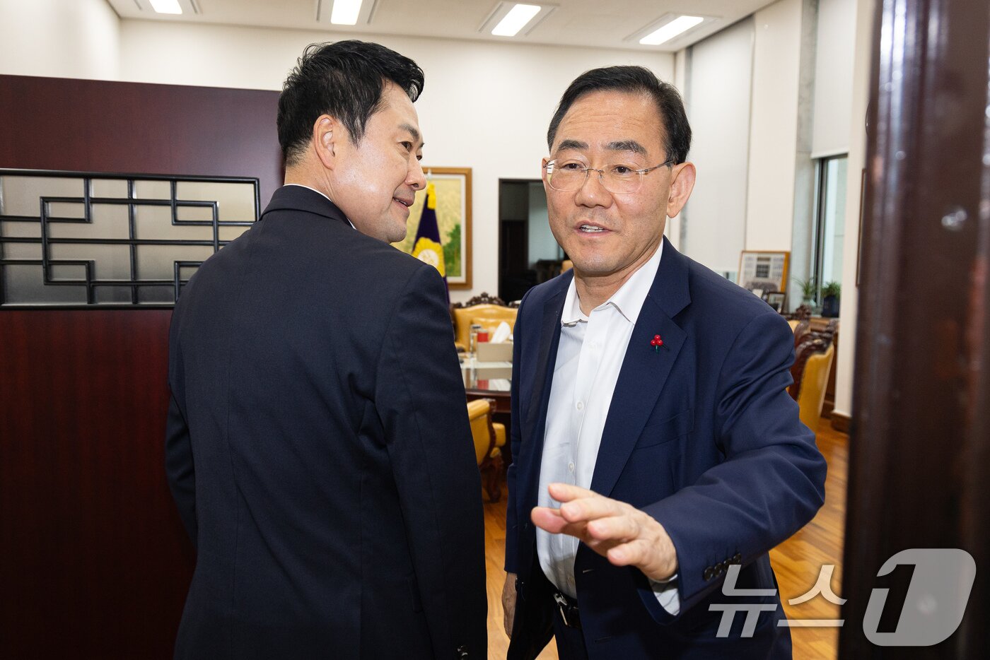 본문 이미지 - 대구시장 경선에서 컷오프(공천배제)된 주호영 국회부의장과 장동혁 국민의힘 대표가 31일 서울 여의도 국회에서 면담을 위해 부의장실로 들어서고 있다. 2026.3.31 ⓒ 뉴스1 유승관 기자