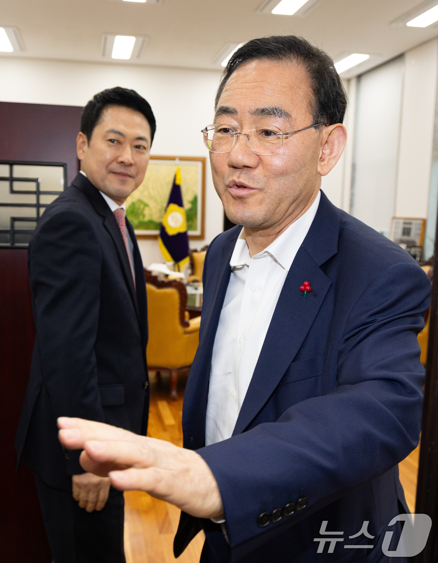 (서울=뉴스1) 유승관 기자 = 대구시장 경선에서 컷오프(공천배제)된 주호영 국회부의장과 장동혁 국민의힘 대표가 31일 서울 여의도 국회에서 면담을 위해 부의장실로 들어서고 있다. …