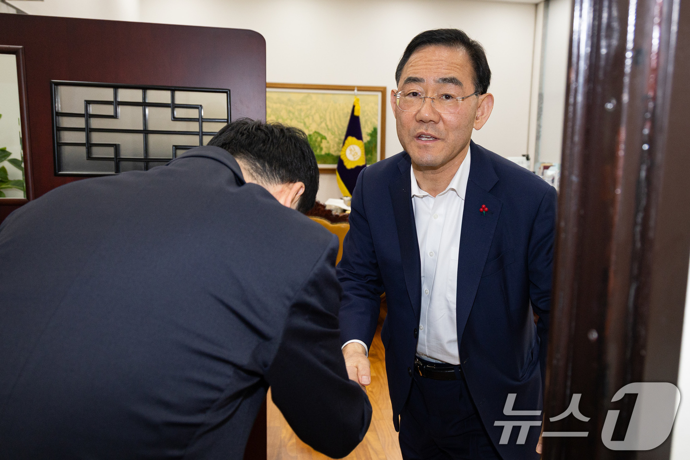 (서울=뉴스1) 유승관 기자 = 국민의힘 대구시장 경선에서 컷오프(공천배제)된 주호영 국회부의장이 31일 서울 여의도 국회에서 장동혁 국민의힘 대표와 만나 인사하고 있다. 2026 …