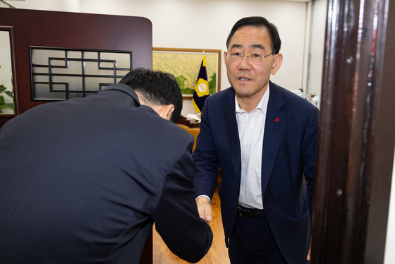 주호영 국회부의장 만나 고개 숙인 장동혁 대표