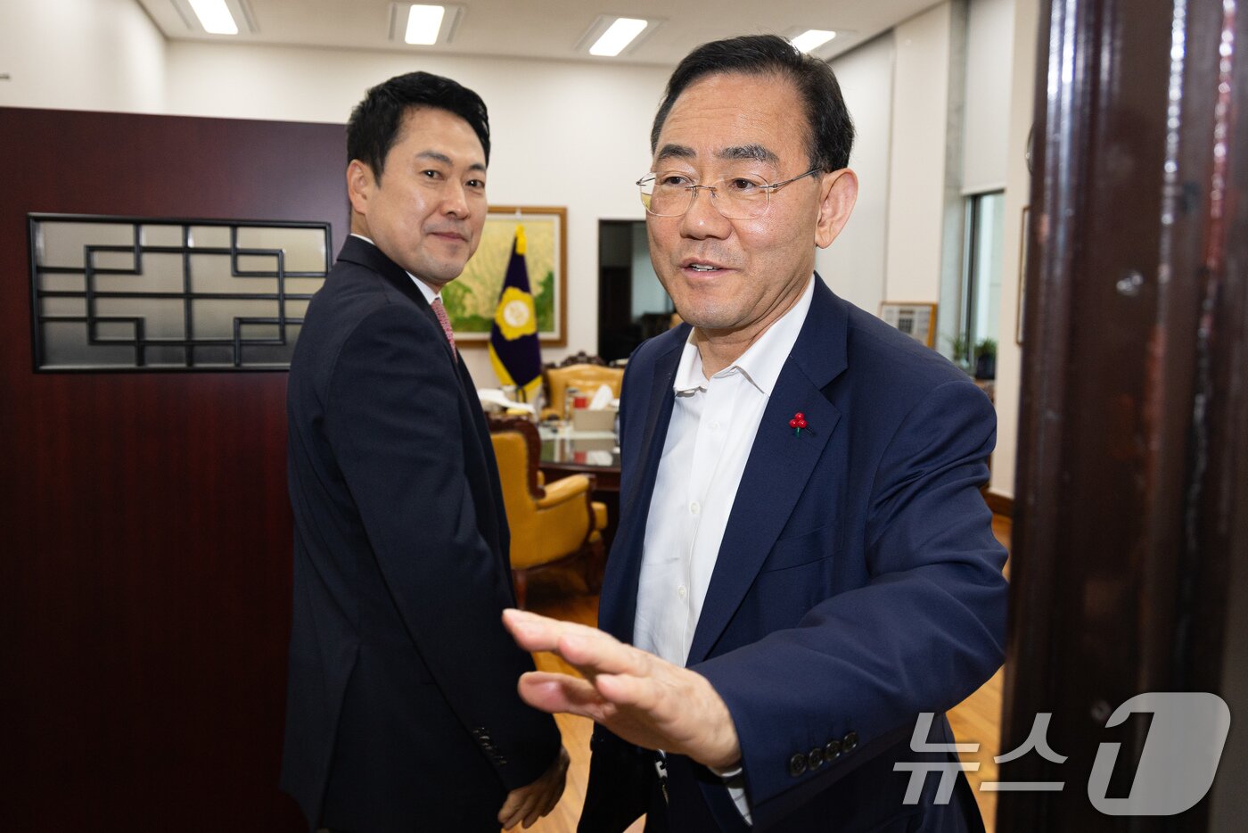 본문 이미지 - 대구시장 경선에서 컷오프(공천배제)된 주호영 국회부의장과 장동혁 국민의힘 대표가 31일 서울 여의도 국회에서 면담을 위해 부의장실로 들어서고 있다. 2026.3.31 ⓒ 뉴스1 유승관 기자