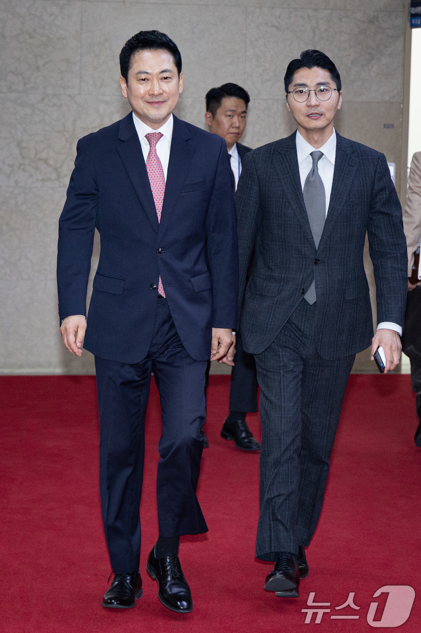 (서울=뉴스1) 유승관 기자 = 장동혁 국민의힘 대표가 31일 서울 여의도 국회에서 대구시장 경선에서 컷오프(공천배제)된 주호영 국회부의장과 면담을 위해 부의장실로 향하고 있다. …