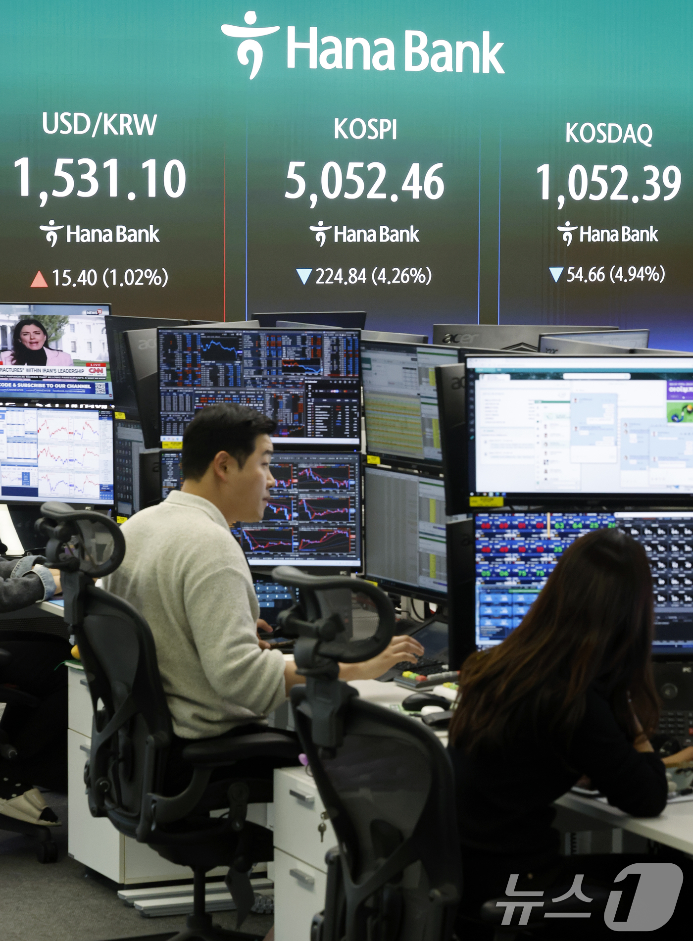 (서울=뉴스1) 박정호 기자 = 외국인 투자자들의 국내 주식 순매도가 이어지고, 달러·원 환율이 2009년 금융위기 이후 처음으로 1530원을 돌파한 31일 오후 서울 중구 하나은 …