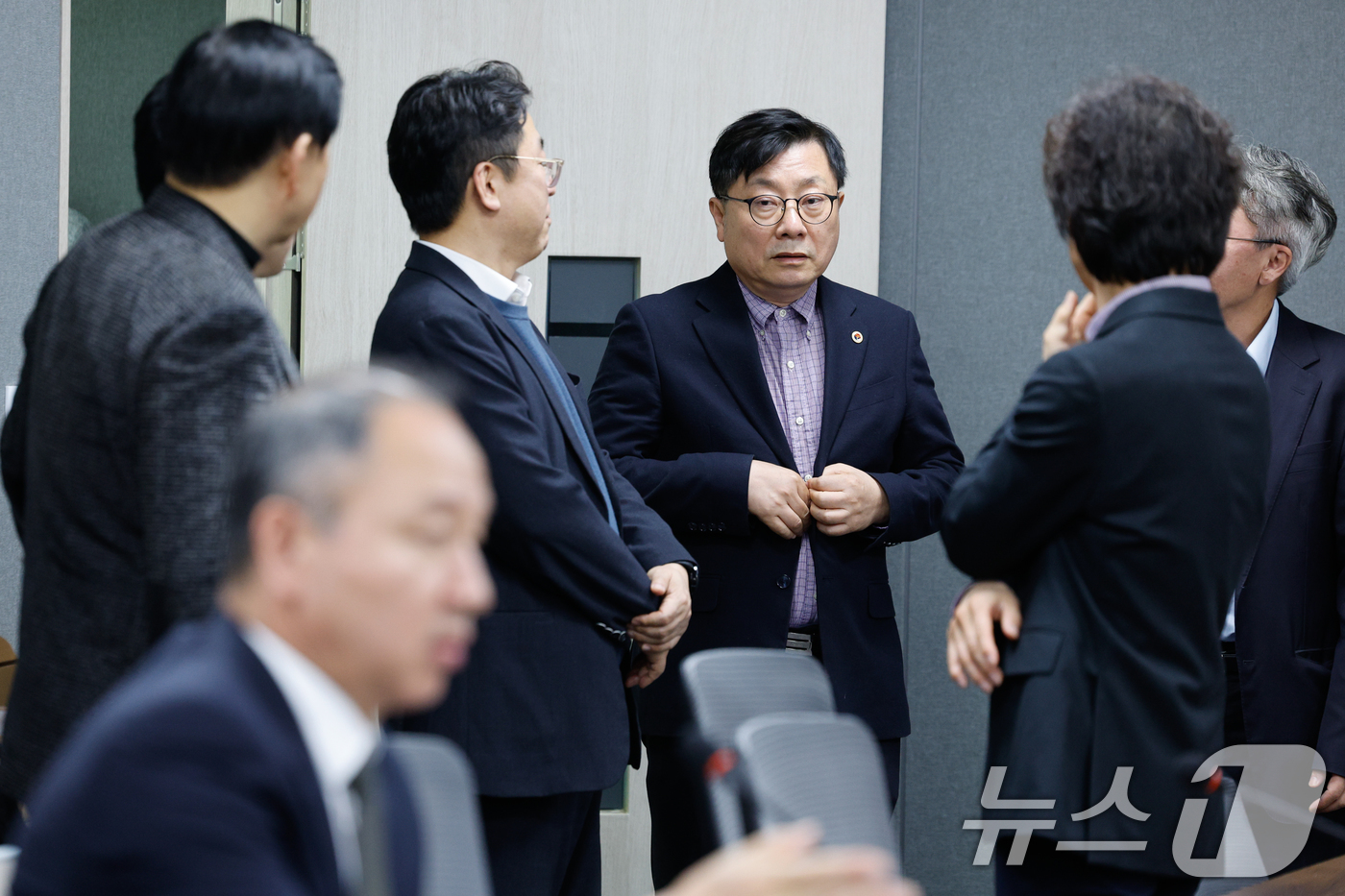 (서울=뉴스1) 안은나 기자 = 박명하 대한의사협회 상근부회장이 31일 오후 서울 중구 T타워에서 '중동전쟁 대응 보건의료 관계기관 회의'에 참석하고 있다. 2026.3.31/뉴스 …