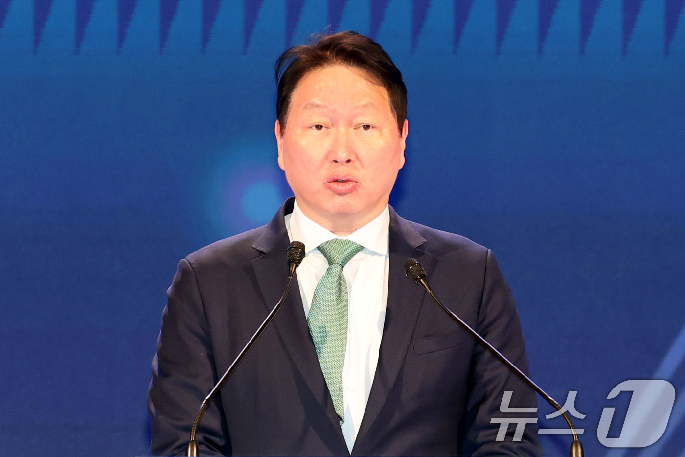 (서울=뉴스1) 이광호 기자 = 최태원 대한상의 회장이 31일 오후 서울 중구 대한상공회의소에서 열린 제53회 상공의 날 기념식에서 기념사를 하고 있다.   2026.3.31/뉴스 …