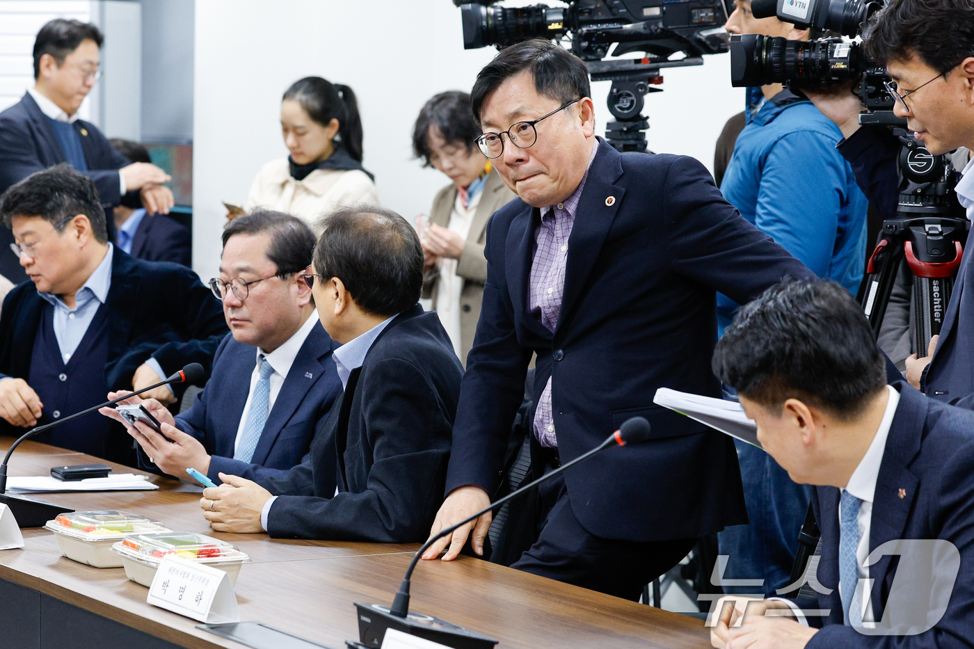 (서울=뉴스1) 안은나 기자 = 박명하 대한의사협회 상근부회장이 31일 오후 서울 중구 T타워에서 '중동전쟁 대응 보건의료 관계기관 회의'에 참석하고 있다. 2026.3.31/뉴스 …