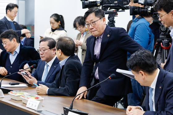 중동전쟁 대응 회의 참석하는 의협 상근부회장