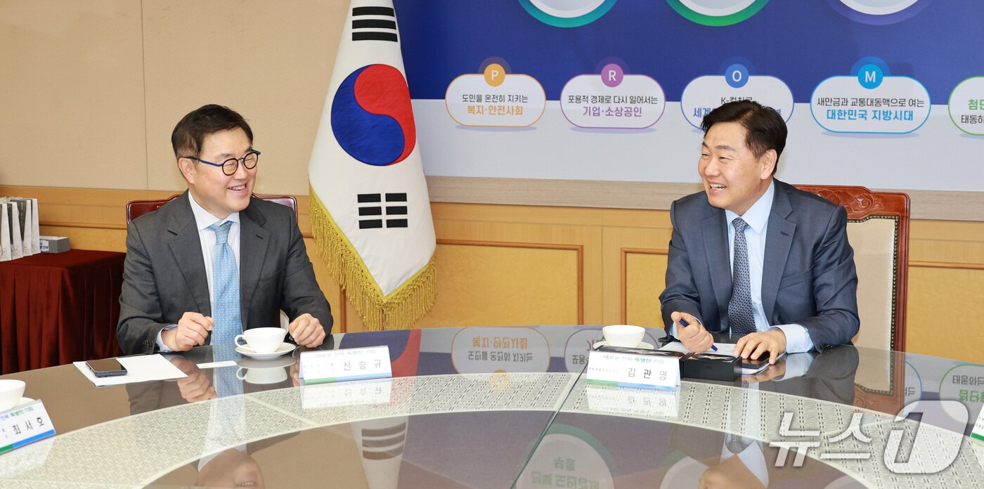 본문 이미지 -  31일 전북도청에서 '새만금 9조 투자협약 이행 점검회의'가 열린 가운데 김관영 도지사(오른쪽)와 신승규 현대차그룹 부사장이 대화를 나누고 있다.(전북도 제공. 재판매 및 DB금지)/뉴스1