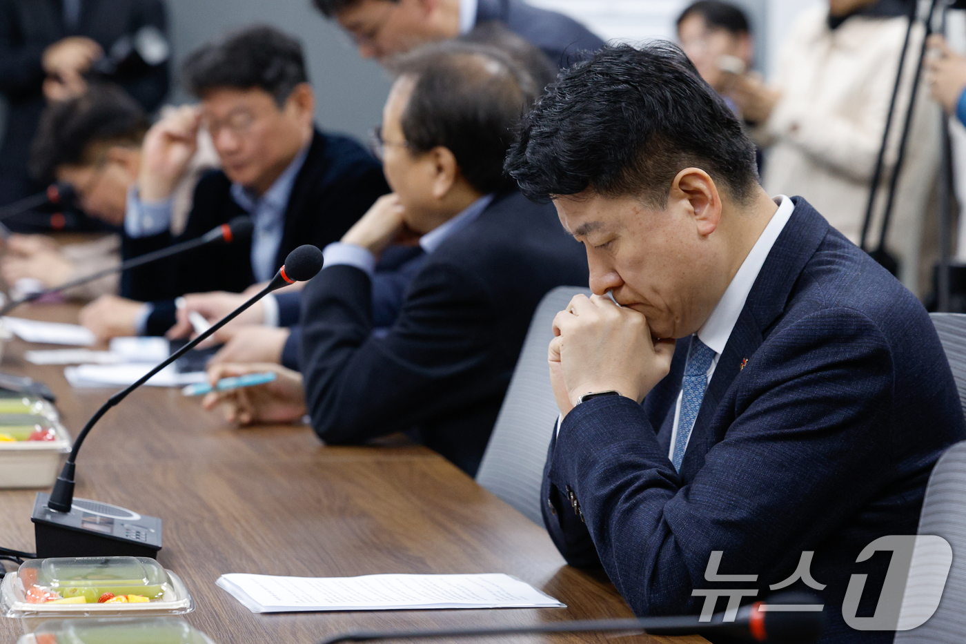 (서울=뉴스1) 안은나 기자 = 윤성찬 대한한의사협회장이 31일 오후 서울 중구 T타워에서 '중동전쟁 대응 보건의료 관계기관 회의'에 앞서 자료를 살피고 있다. 2026.3.31/ …