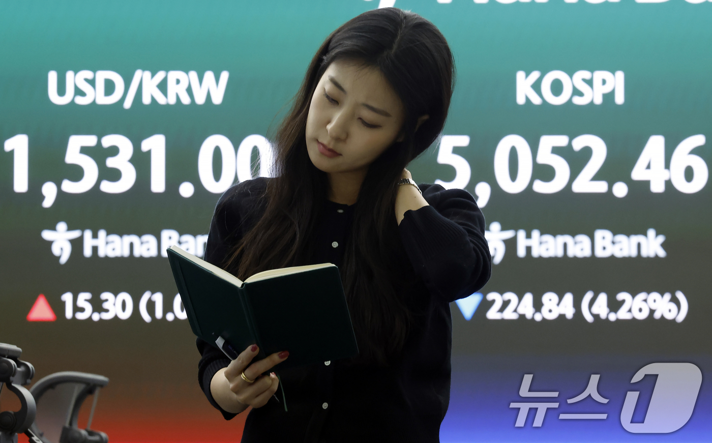 (서울=뉴스1) 박정호 기자 = 외국인 투자자들의 국내 주식 순매도가 이어지고, 달러·원 환율이 2009년 금융위기 이후 처음으로 1530원을 돌파한 31일 오후 서울 중구 하나은 …