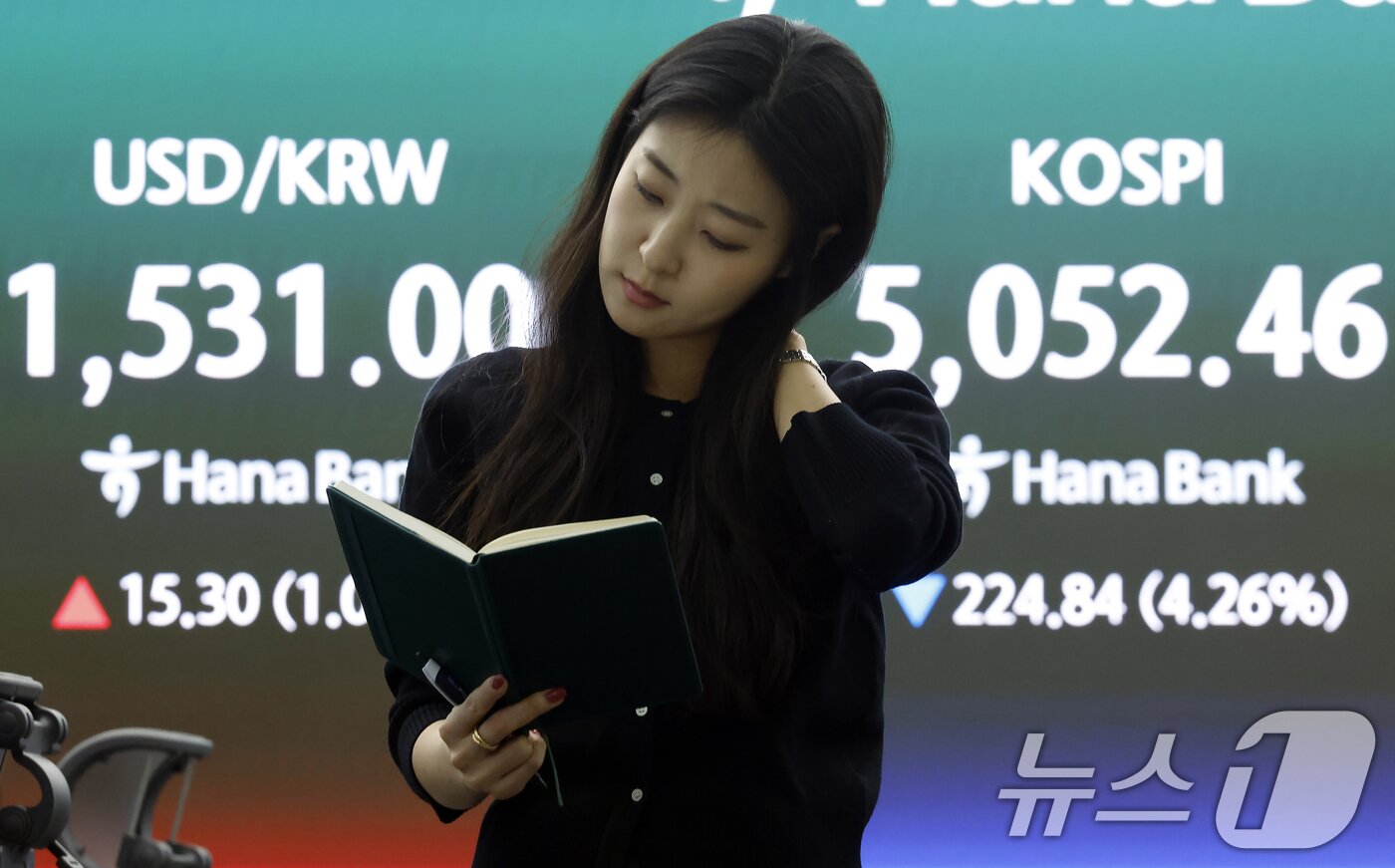 본문 이미지 -  31일 오후 서울 중구 하나은행 딜링룸 전광판에 코스피 등 종가가 표시되고 있다.2026.3.31 ⓒ 뉴스1 박정호 기자