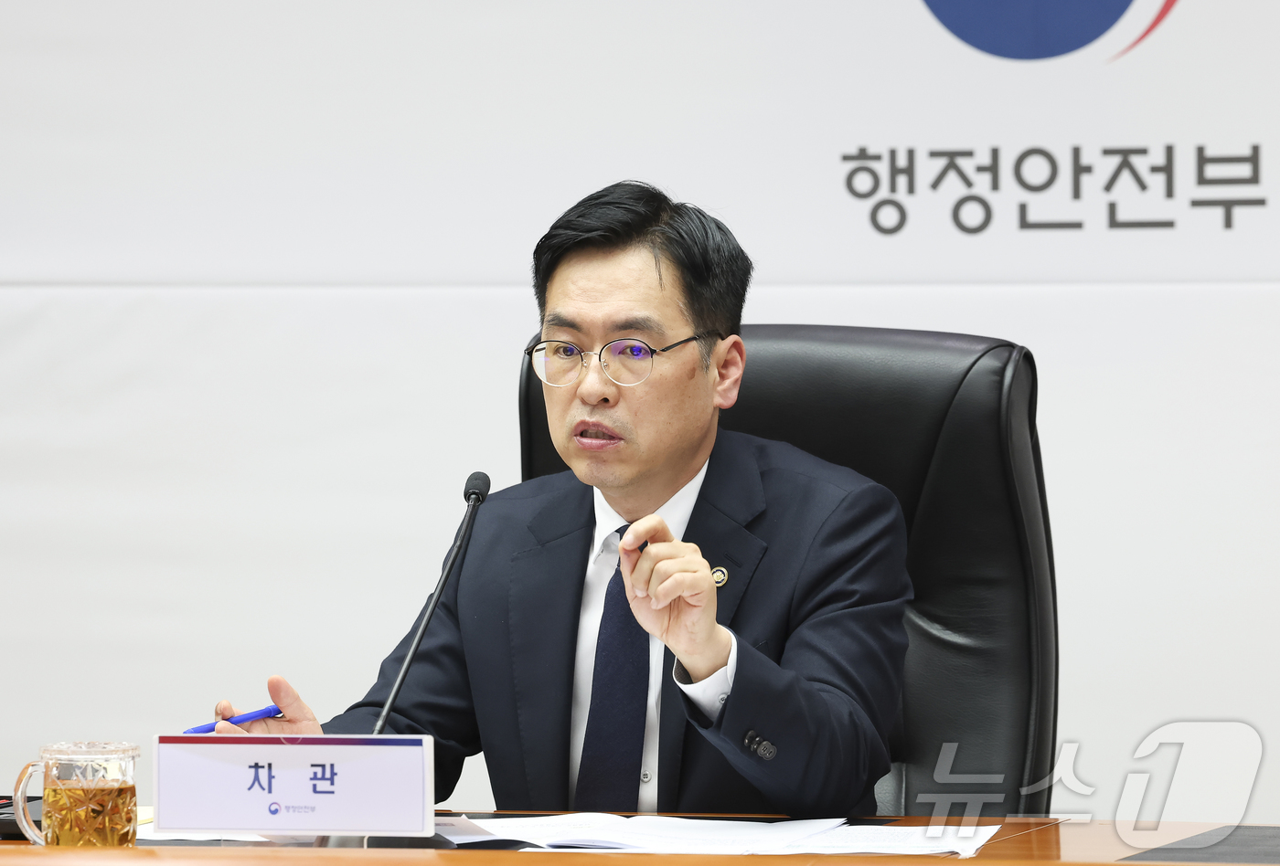 (서울=뉴스1) = 김민재 행정안전부 차관이 31일 오후 서울 종로구 정부서울청사 중회의실에서 열린 고유가 피해지원금 범정부 TF 1차 회의를 주재하고 있다. (행정안전부 제공. …