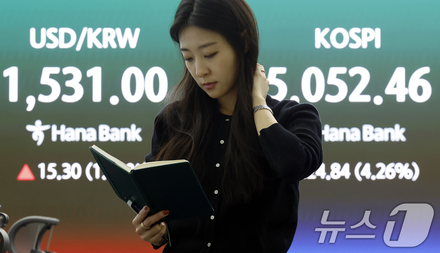 (서울=뉴스1) 박정호 기자 = 외국인 투자자들의 국내 주식 순매도가 이어지고, 달러·원 환율이 2009년 금융위기 이후 처음으로 1530원을 돌파한 31일 오후 서울 중구 하나은 …