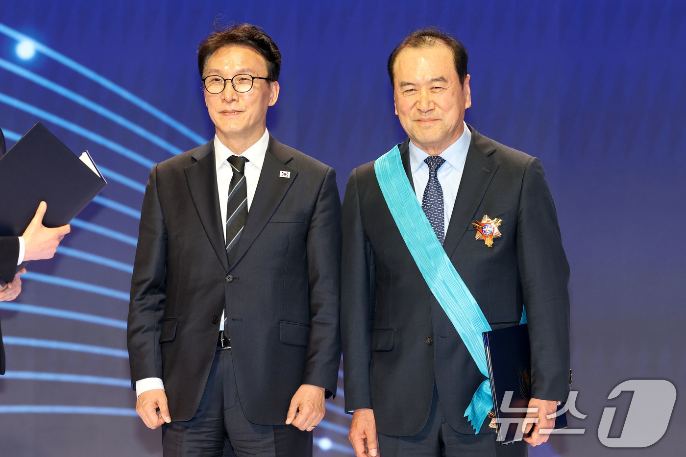 (서울=뉴스1) 이광호 기자 = 김민석 국무총리가 31일 오후 서울 중구 대한상공회의소에서 열린 제53회 상공의 날 기념식에서 이성호 유니테크 회장에게 금탑산업훈장을 수여한후 기념 …