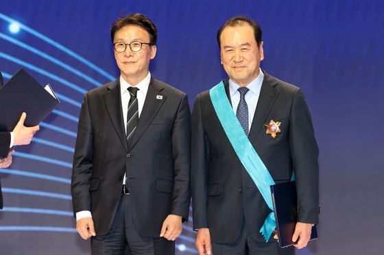 금탑산업훈장 수여받은 이성호 유니테크 회장