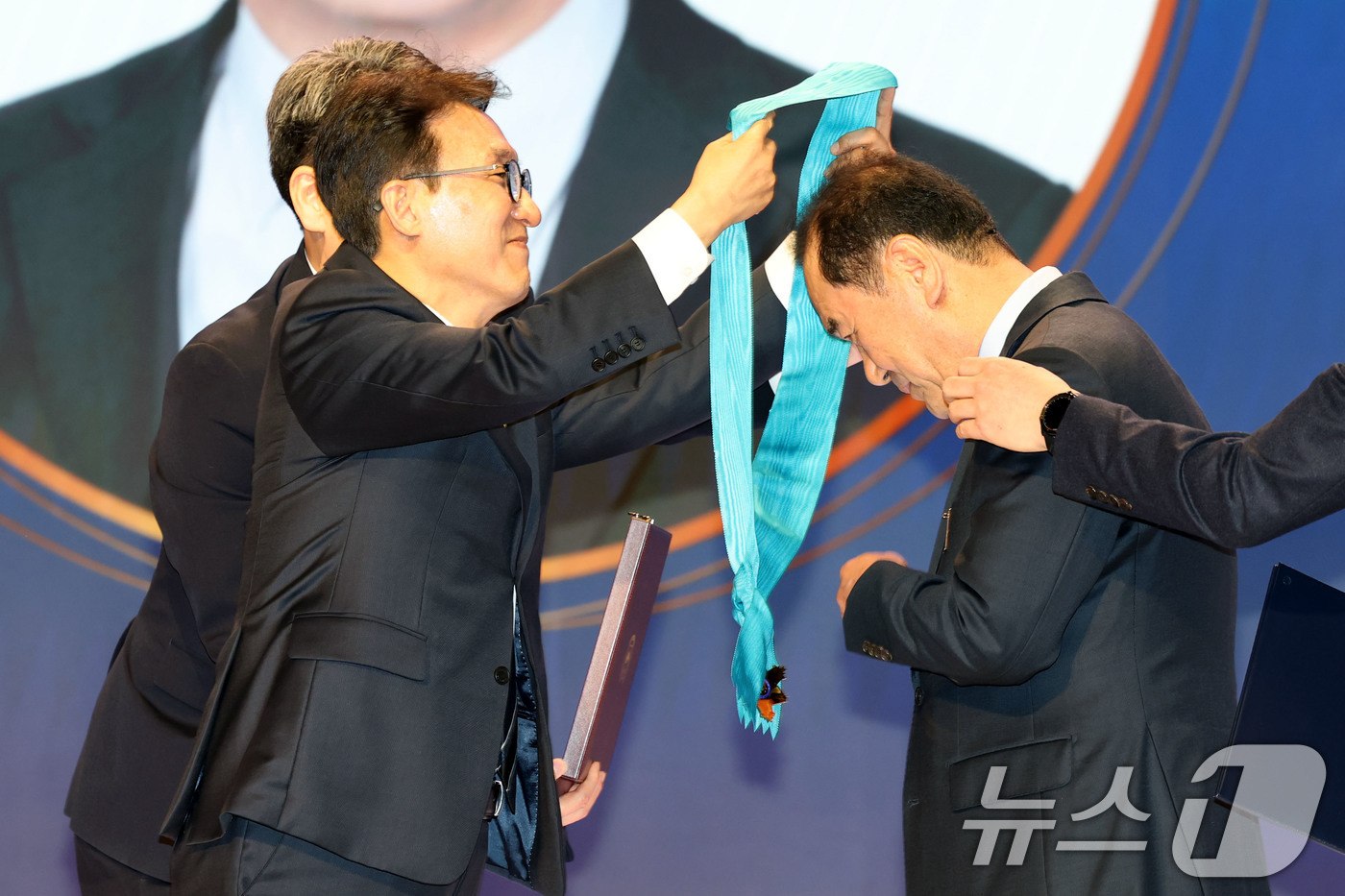 (서울=뉴스1) 이광호 기자 = 김민석 국무총리가 31일 오후 서울 중구 대한상공회의소에서 열린 제53회 상공의 날 기념식에서 이성호 유니테크 회장에게 금탑산업훈장을 수여하고 있다 …