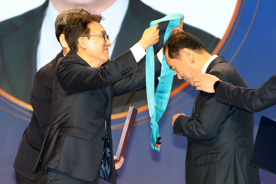 금탑산업훈장 수여하는 김민석 총리