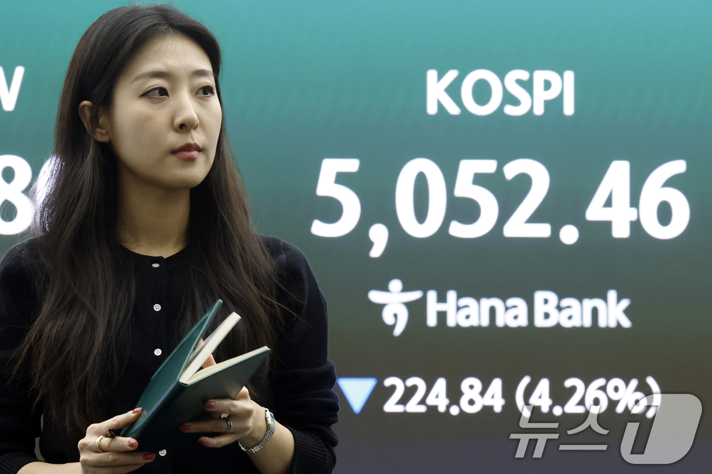 (서울=뉴스1) 박정호 기자 = 외국인 투자자들의 국내 주식 순매도가 이어지고, 달러·원 환율이 2009년 금융위기 이후 처음으로 1530원을 돌파한 31일 오후 서울 중구 하나은 …