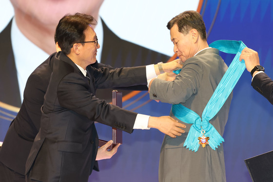 금탑산업훈장 수여하는 김민석 총리