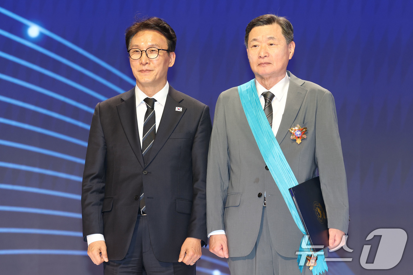 (서울=뉴스1) 이광호 기자 = 김민석 국무총리가 31일 오후 서울 중구 대한상공회의소에서 열린 제53회 상공의 날 기념식에서 이종훈 인천도시가스 회장에게 금탑산업훈장을 수여한후 …