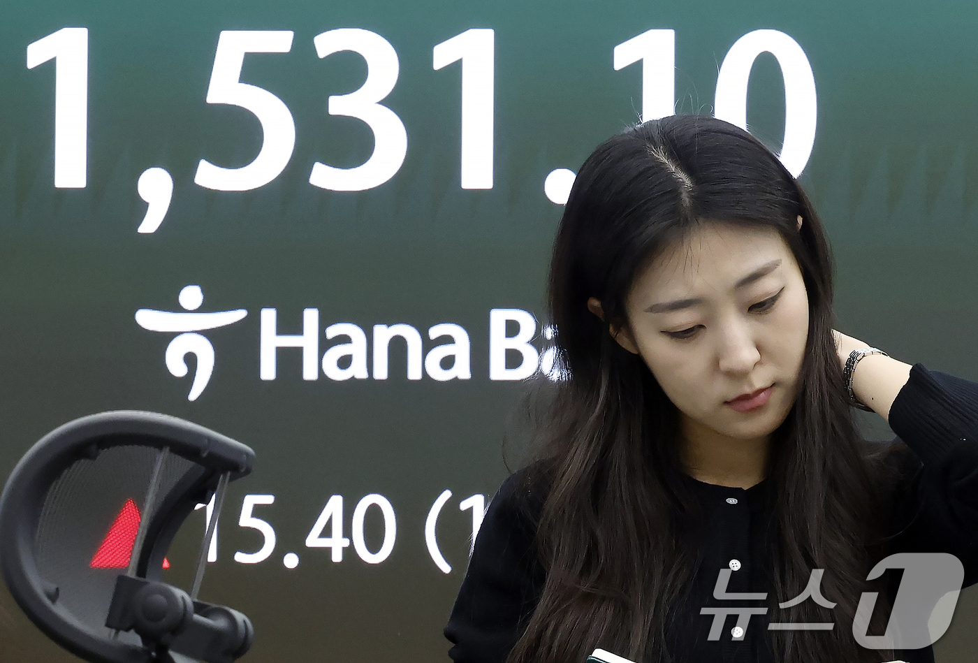 (서울=뉴스1) 박정호 기자 = 외국인 투자자들의 국내 주식 순매도가 이어지고, 달러·원 환율이 2009년 금융위기 이후 처음으로 1530원을 돌파한 31일 오후 서울 중구 하나은 …