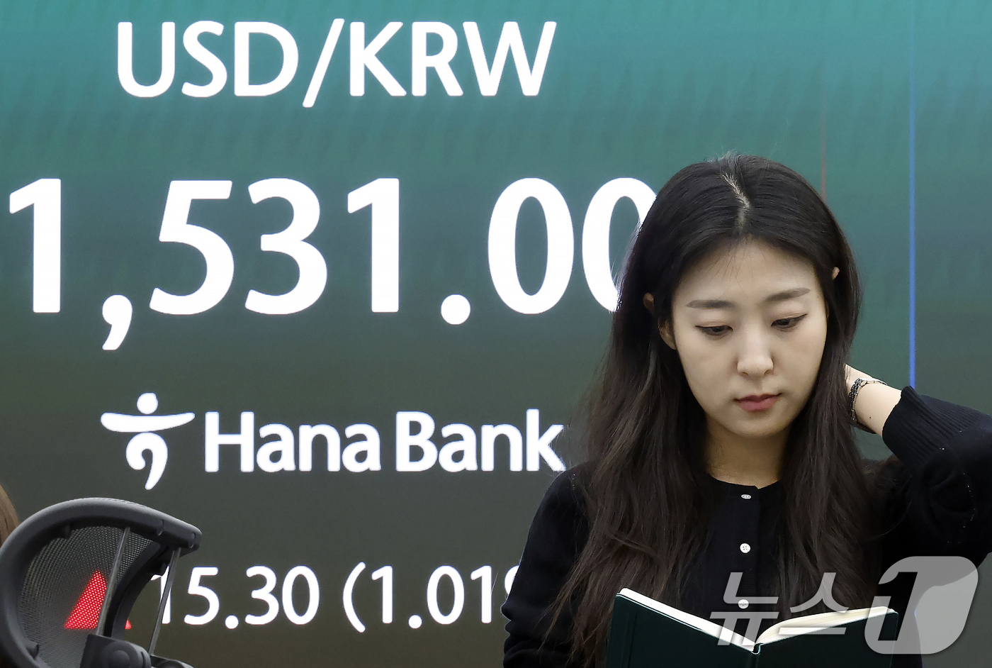 (서울=뉴스1) 박정호 기자 = 외국인 투자자들의 국내 주식 순매도가 이어지고, 달러·원 환율이 2009년 금융위기 이후 처음으로 1530원을 돌파한 31일 오후 서울 중구 하나은 …