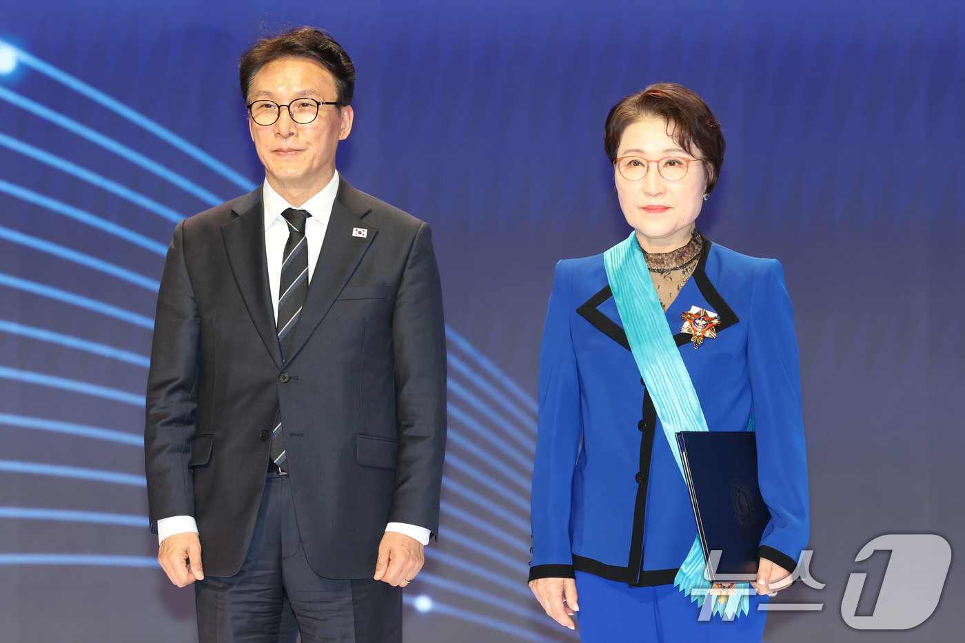 (서울=뉴스1) 이광호 기자 = 김민석 국무총리가 31일 오후 서울 중구 대한상공회의소에서 열린 제53회 상공의 날 기념식에서 윤혜섭 다인정공 회장에게 금탑산업훈장을 수여한후 기념 …