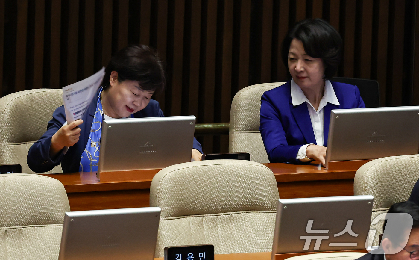 (서울=뉴스1) 김도우 기자 = 서영교 민주당 의원과 31일 서울 여의도 국회에서 열린 제433회국회(임시회) 제3차 본회의에 참석해 추미애 의원과 대화를 나누고 있다. 2026. …