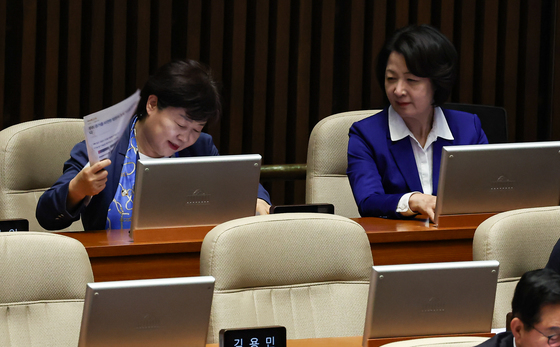 추미애 의원과 대화 나누는 서영교 의원