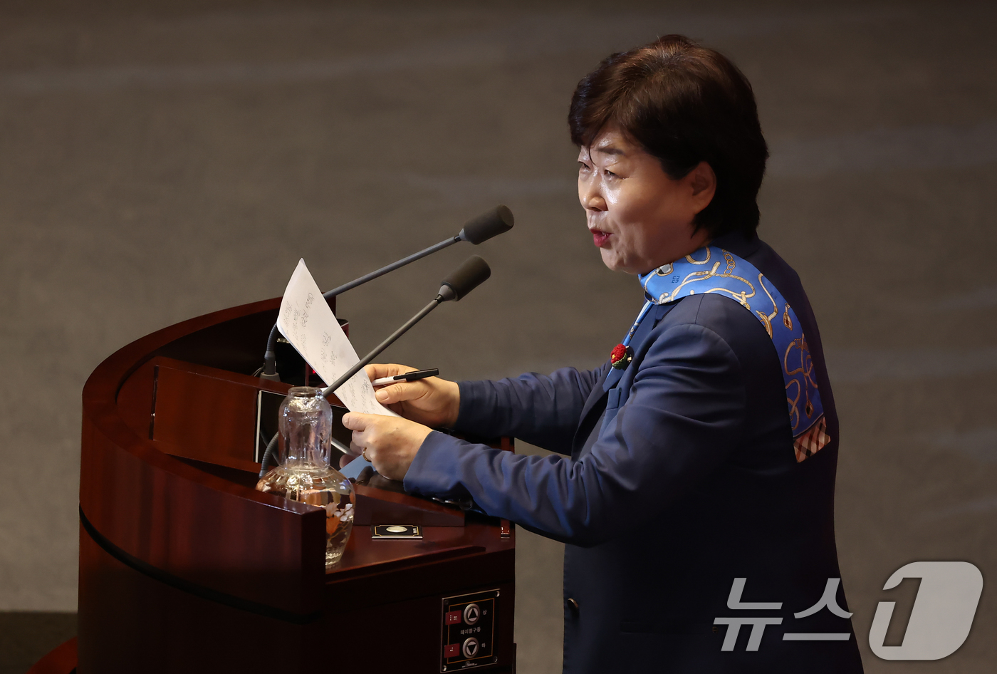 (서울=뉴스1) 김도우 기자 = 서영교 더불민주당 의원이 31일 서울 여의도 국회에서 열린 제433회국회(임시회) 제3차 본회의에서 법제사법위원장으로 당선 후 소감을 밝히고 있다. …