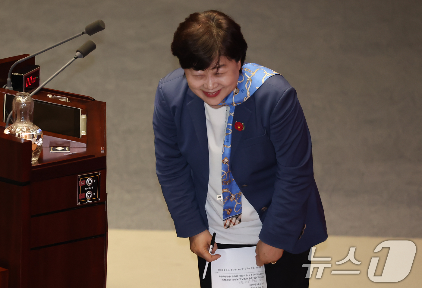 (서울=뉴스1) 김도우 기자 = 서영교 더불민주당 의원이 31일 서울 여의도 국회에서 열린 제433회국회(임시회) 제3차 본회의에서 법제사법위원장으로 당선 후 소감을 밝힌 후 인사 …